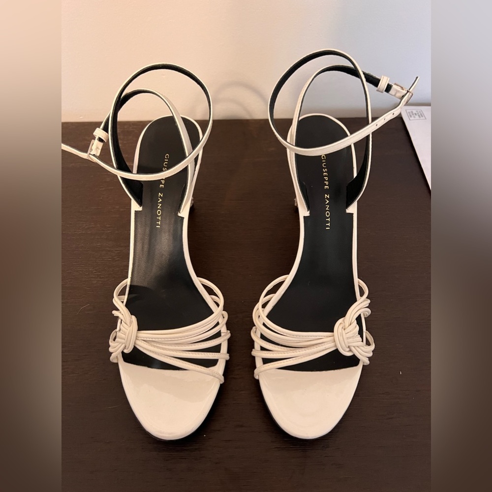 Giuseppe Zanotti high heel in cream with snake skin heel.